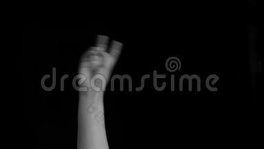一只人的手举了起来，在黑色上显示了再见的标志。